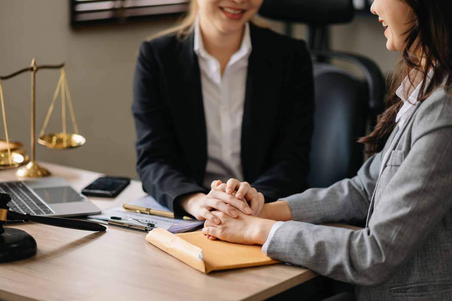 Abogados de Profesionales Law en consulta con clientes